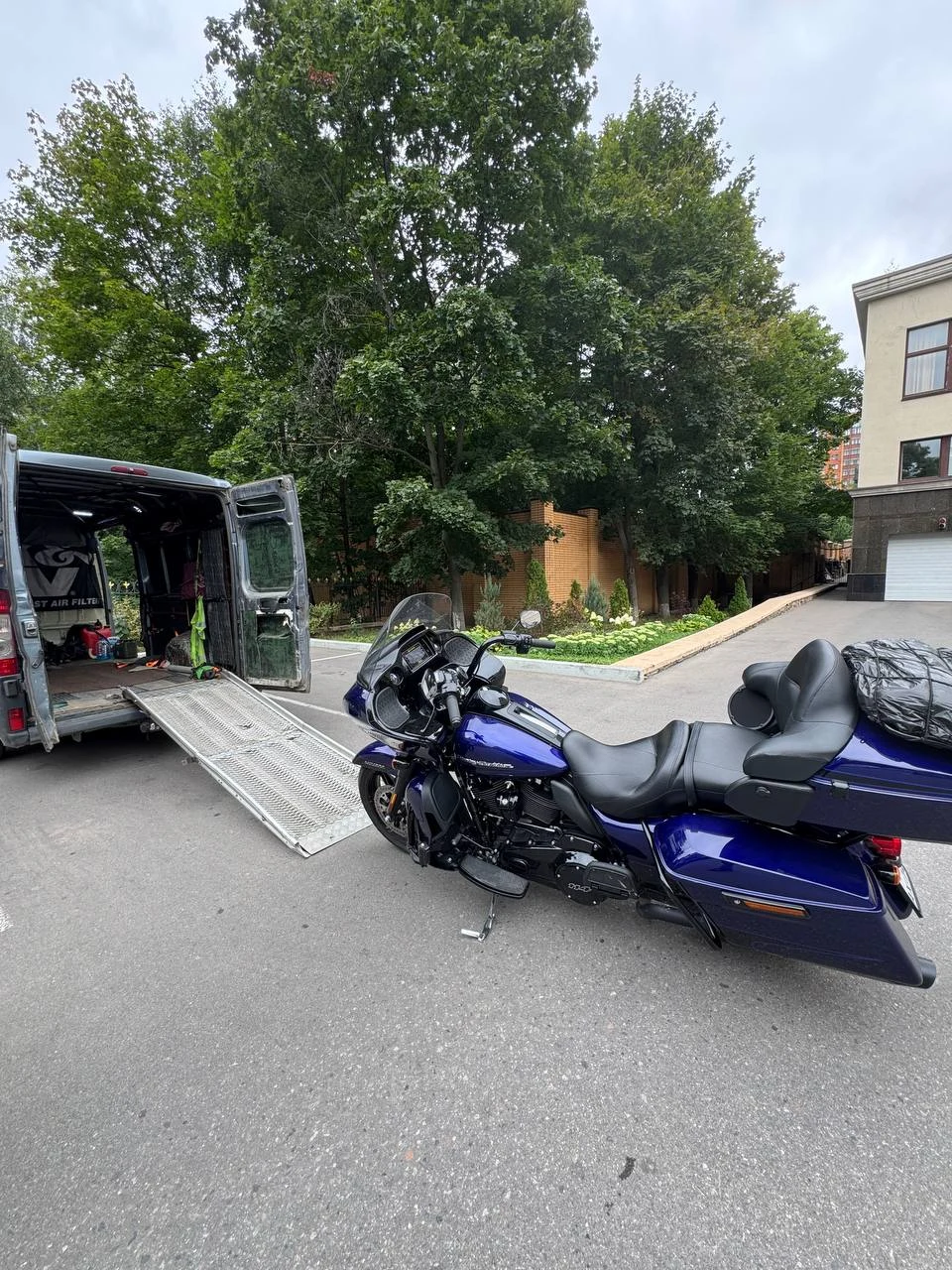 Погрузка Harley-Davidson Road Glide по пандусу в фургон