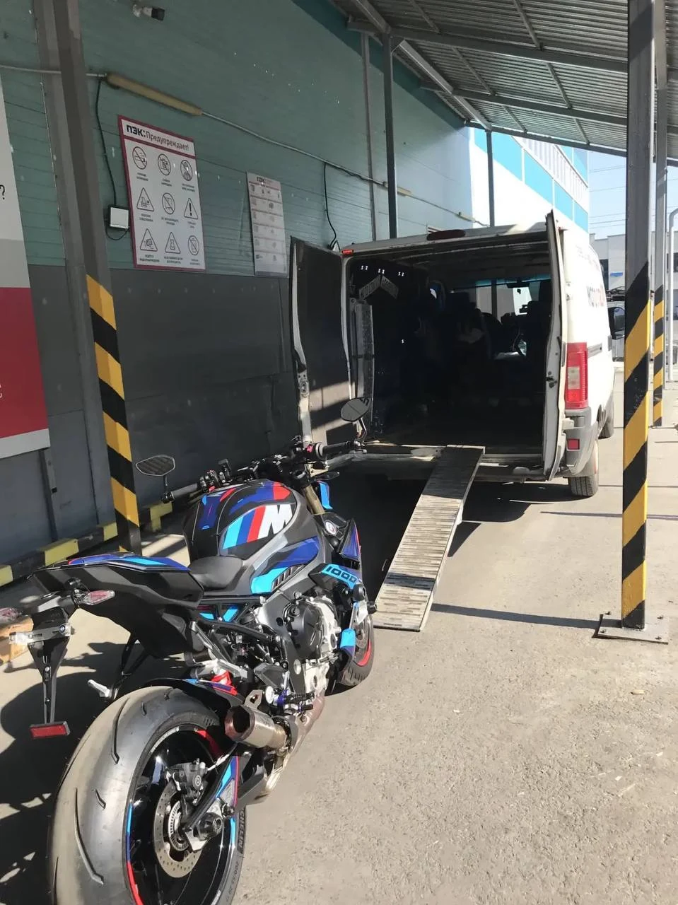BMW M1000RR у терминала транспортной компании перед отправкой