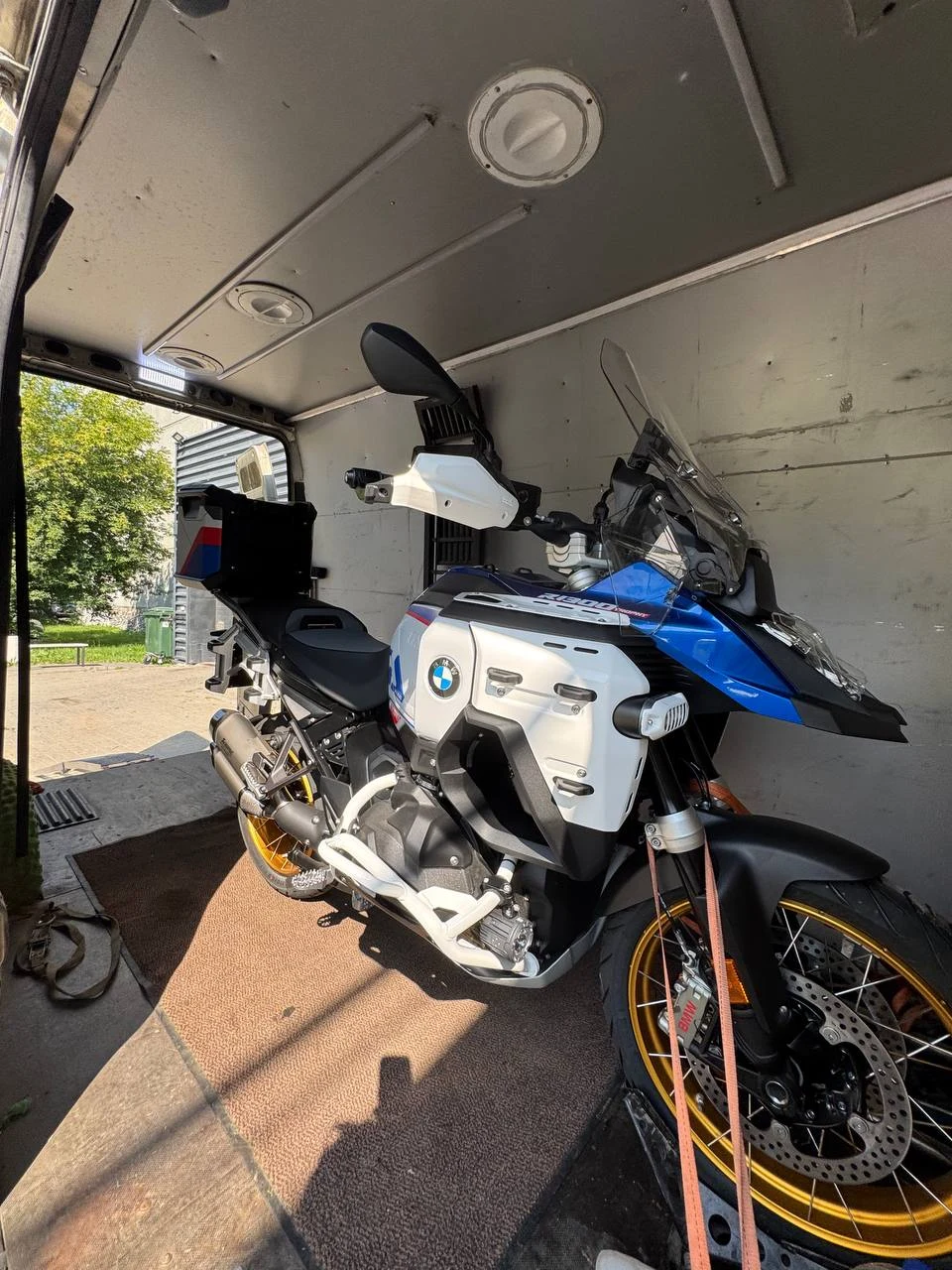 BMW R1250 GS закреплён ремнями внутри мотоэвакуатора